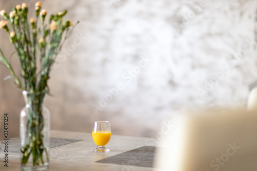 Szkło z sokiem pomarańczowym na stole w kuchni