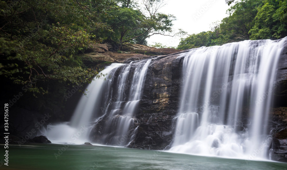 Obraz premium Beautiful Sera ella waterfall, Sri Lanka