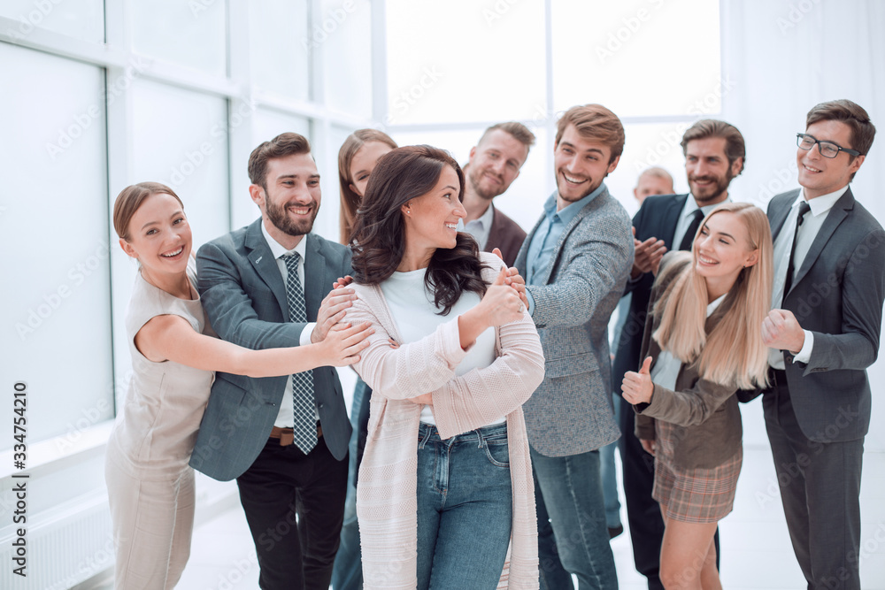 Obraz premium happy business team admiring their young leader