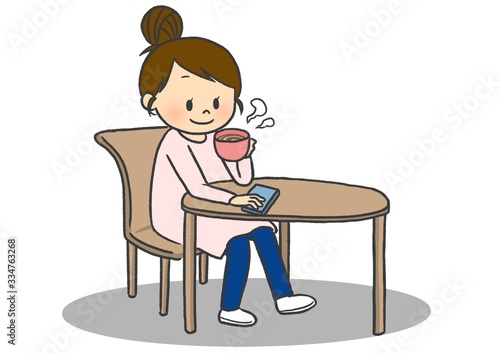 コーヒーを飲みながらのんびり過ごす人