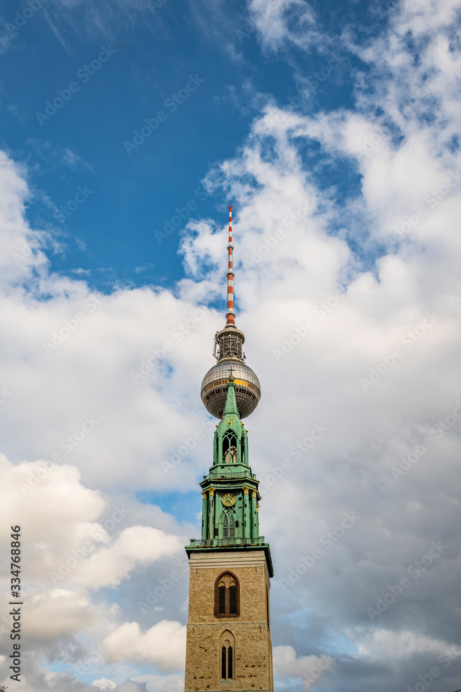 Berliner Fernsehturm und Kirche.