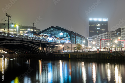 Bahnhof am Abend mit Spiegelung im Wasser und Brücke. Berlin.  © artpirat
