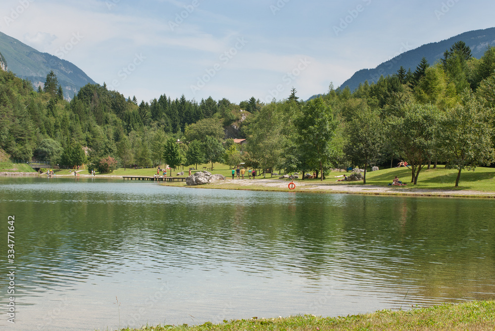 la gente si rilassa e cammina sulla riva del lago la gente si rilassa e cammina sulla riva del lago