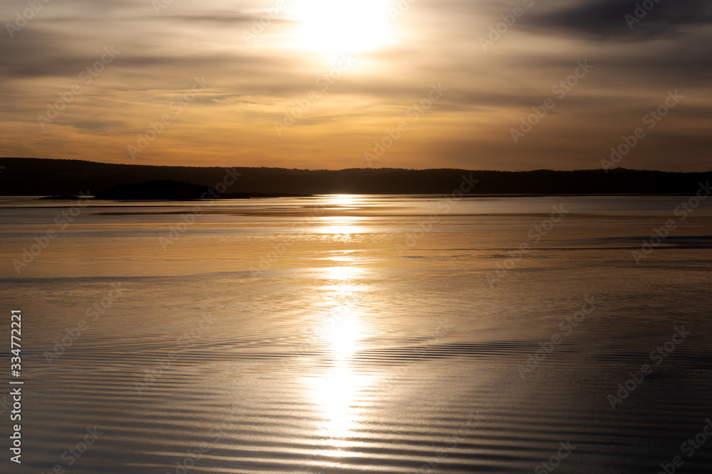 Sonnenaufgang über einem Fluss in Norwegen in goldenem Sonnenschein