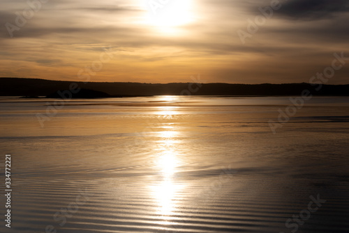 Sonnenaufgang über einem Fluss in Norwegen in goldenem Sonnenschein