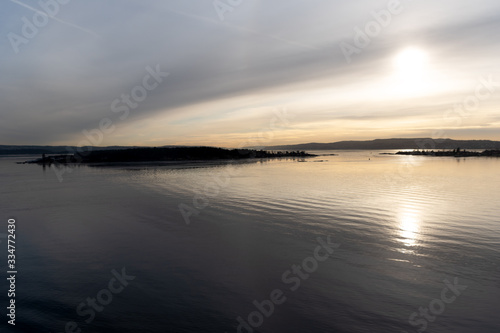 Flussladschaft des Oslofjord in der Abenddämmerung im Frühling photo