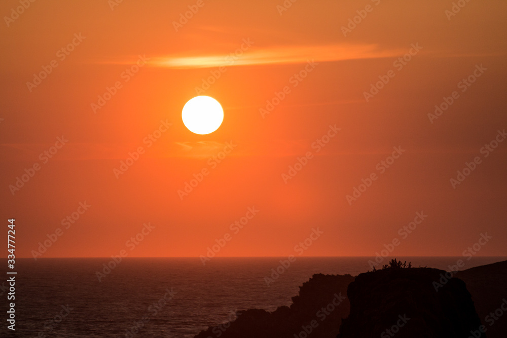 Couché du soleil au falaise en bord de mer 