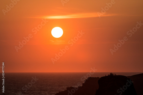 Couché du soleil au falaise en bord de mer 