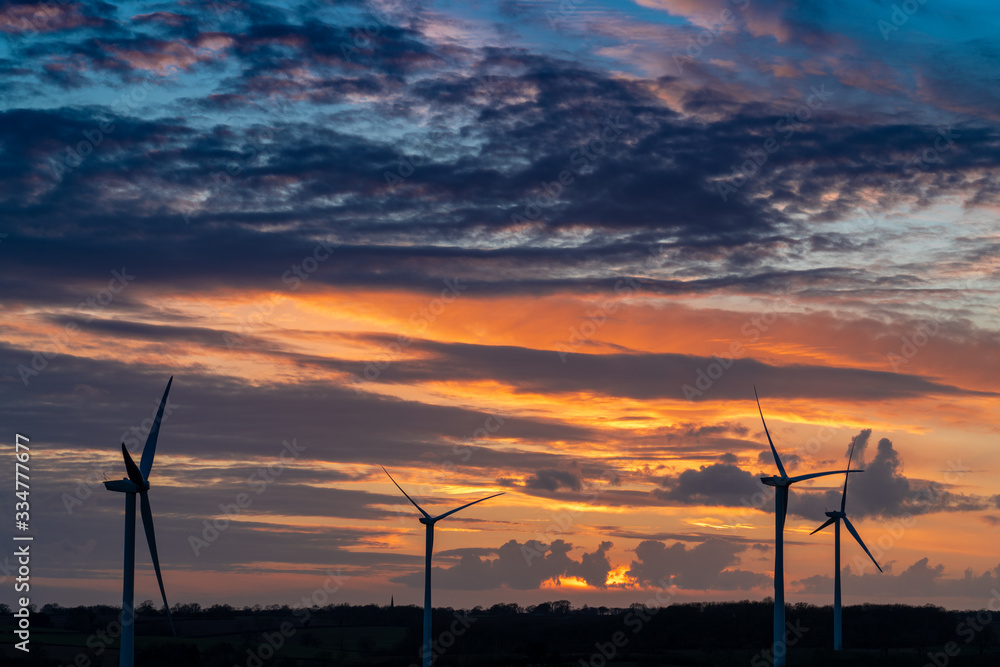 Obraz premium Wind turbines at sunset