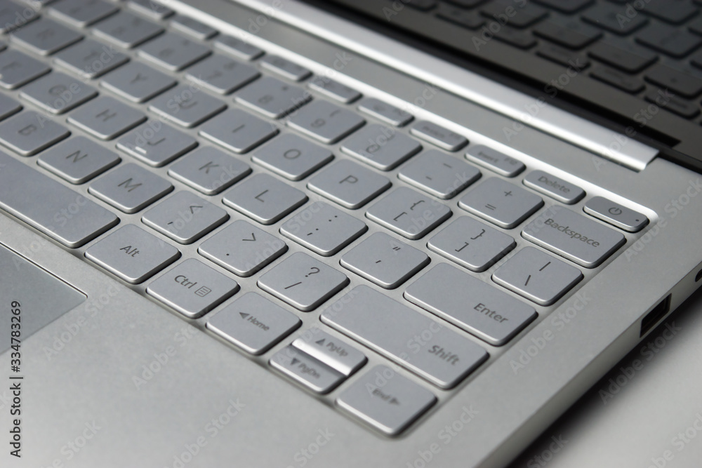 Closeup einer Notebook Laptop Tastatur mit Spiegelung