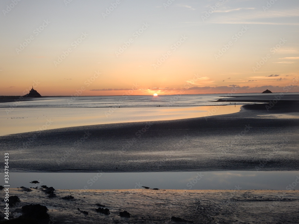 Obraz premium Un beaux coucher de soleil au mont saint Michel.
