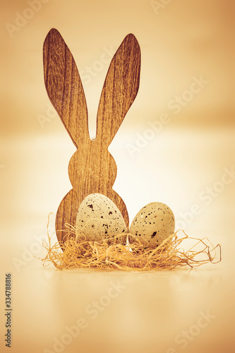 Osterhase aus Holz und Ostereier Dekoration im Retro Stil