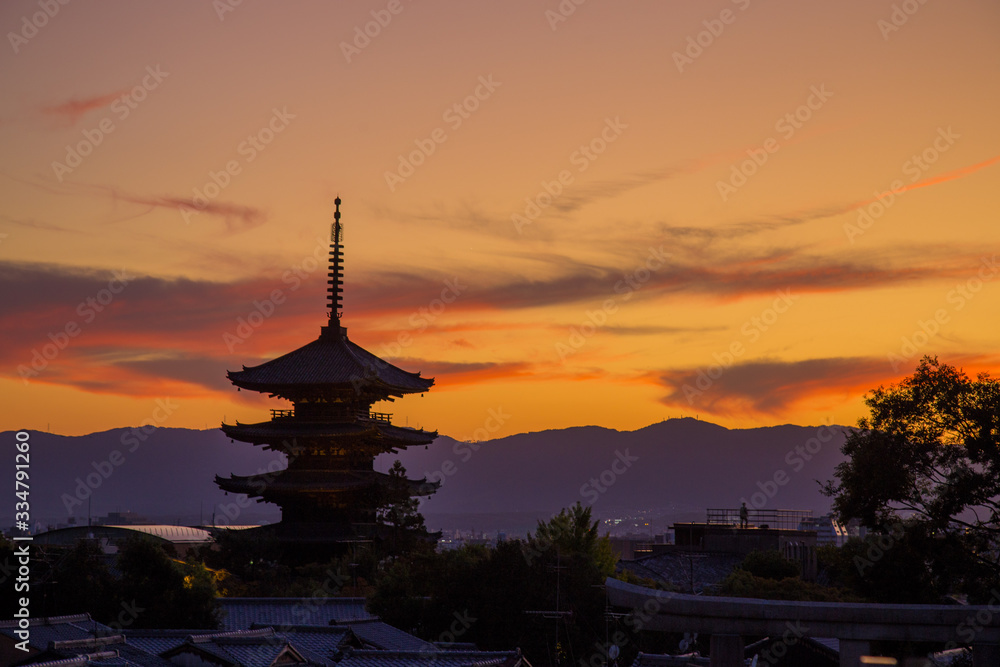 Pagoda en un atardecer desde la ciudad de Kyoto JAPAN Pagoda en un atardecer desde la ciudad de Kyoto JAPAN