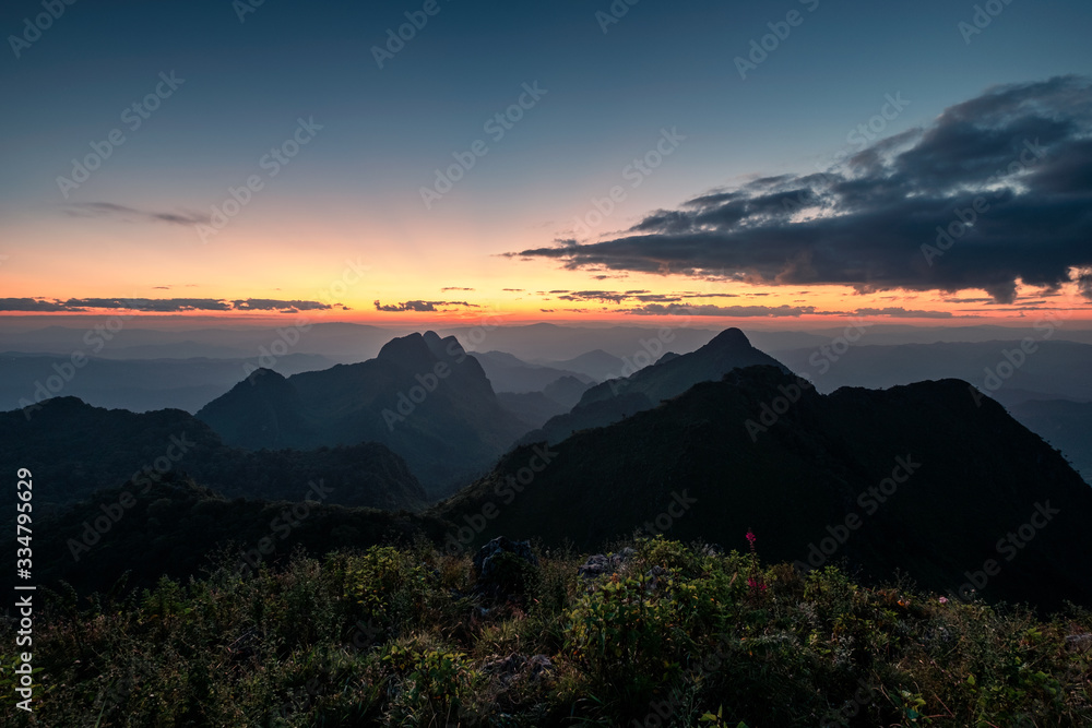Obraz premium Scenery of Sunset on mountain in national park at Dao Luang Chiang Dao