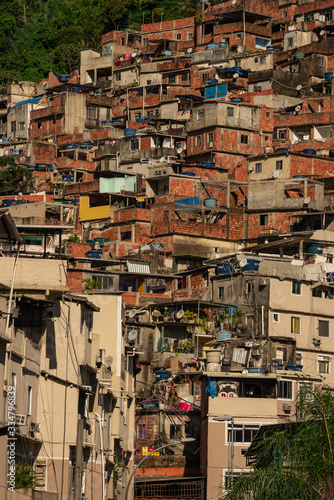 Fotografía Close up shot of Rocinha favela in Rio de Janeiro Brazil