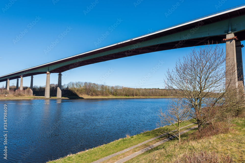 Die Rader Hochbrücke über den Nord-Ostsee-Kanal (Kiel-Canal) ist die wichtigste Verkehrsader Dänemark in Schleswig-Holstein Die Rader Hochbrücke über den Nord-Ostsee-Kanal (Kiel-Canal) ist die wichtigste Verkehrsader Dänemark in Schleswig-Holstein