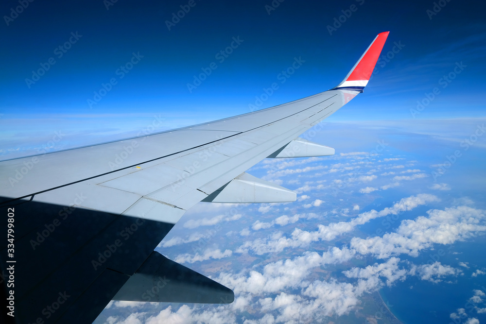Obraz premium Wing of a plane during the flight