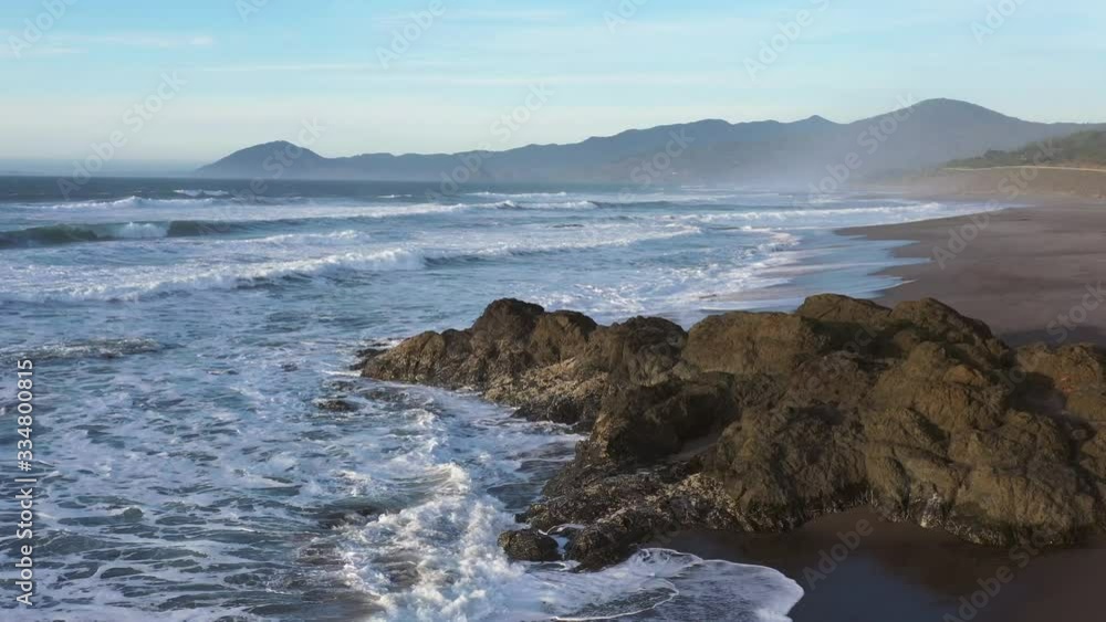 Beautiful and peaceful beach in the southern Oregon coast with amazing views and natural landscapes Beautiful and peaceful beach in the southern Oregon coast with amazing views and natural landscapes