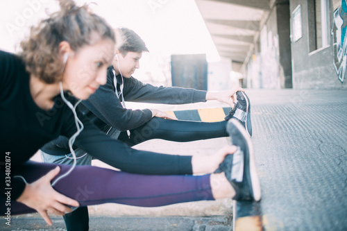 stetching nach dem Lauf in der Stadt nach dem Job photo