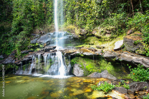 Fototapeta Naklejka Na Ścianę i Meble -  Cachoeira, pedras, lago e vegetação natural preservada no cerrado do Brasil