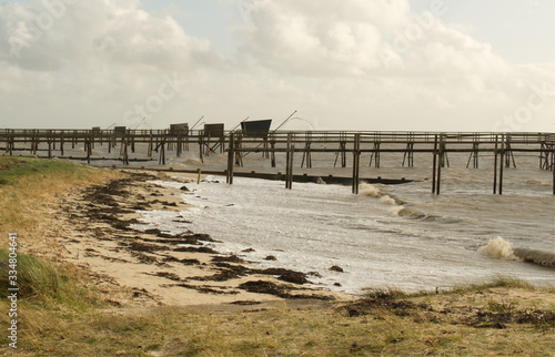 Les Moustiers en Retz en Loire atlantique p  che au carrelet au bout d un ponton sur la c  te et le rivage