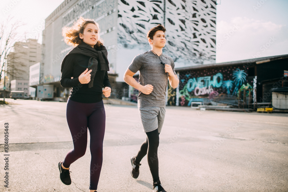 Obraz premium Paarlauf und Training in der Stadt am Hafen als Jogger und Geschwister vor Mural Art