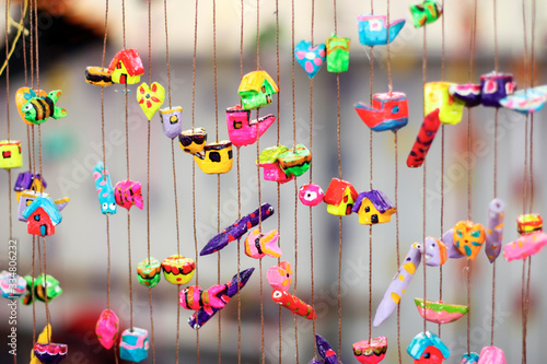 Cortina de brinquedos coloridos de miriti, em reduzida profundidade de campo com fundo embaçado. photo