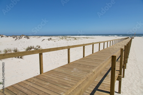 Strand Landschaften Portugal  Holzsteg zum langen  breiten und einsamen Strand am Naturpark D  nen von S  o Jacinto am Atlantik nahe Ria de Aveiro