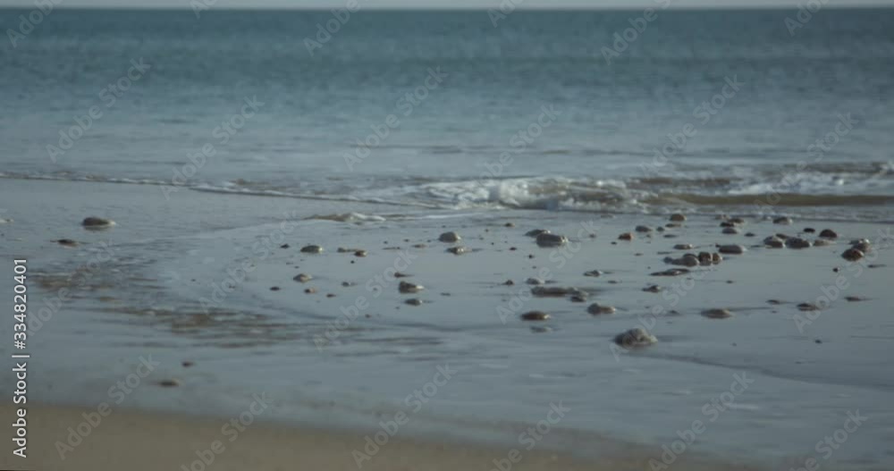 Vagues, mer calme, fin de journée sur plage de sable Vagues, mer calme, fin de journée sur plage de sable