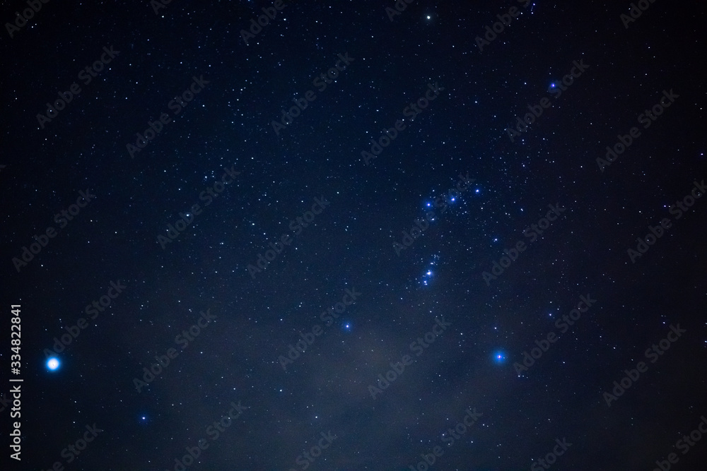 Sternbild Orion am Nachthimmel. Gürtel des Orion am blauen Nachthimmel in Form leuchtender Sterne.
