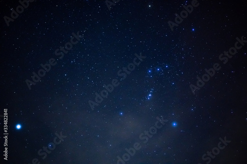 Sternbild Orion am Nachthimmel. Gürtel des Orion am blauen Nachthimmel in Form leuchtender Sterne. © Andreas Angles