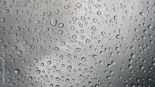 gotas de agua en cristal