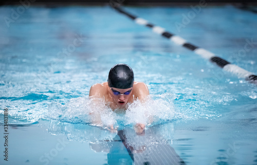 Canvas Print Young male swimmer swims the breaststroke in a competition