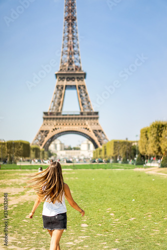 young woman in front of the eiffel tower, Paris © StiF