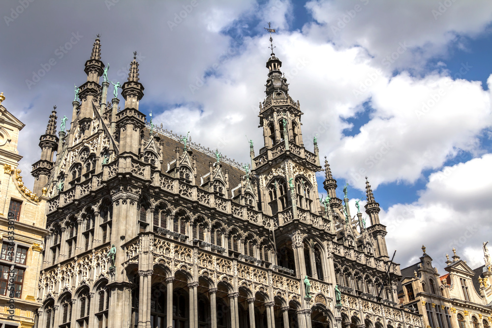 the Grand Place and the Maison du Roi, a neo-gothic style building from the XIXth century, which houses the Museum of the City of Brussels.
