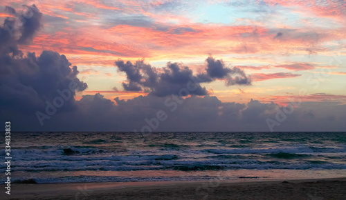 Fototapeta Naklejka Na Ścianę i Meble -  Colorful ocean beach sunrise. beautiful cloudscape.