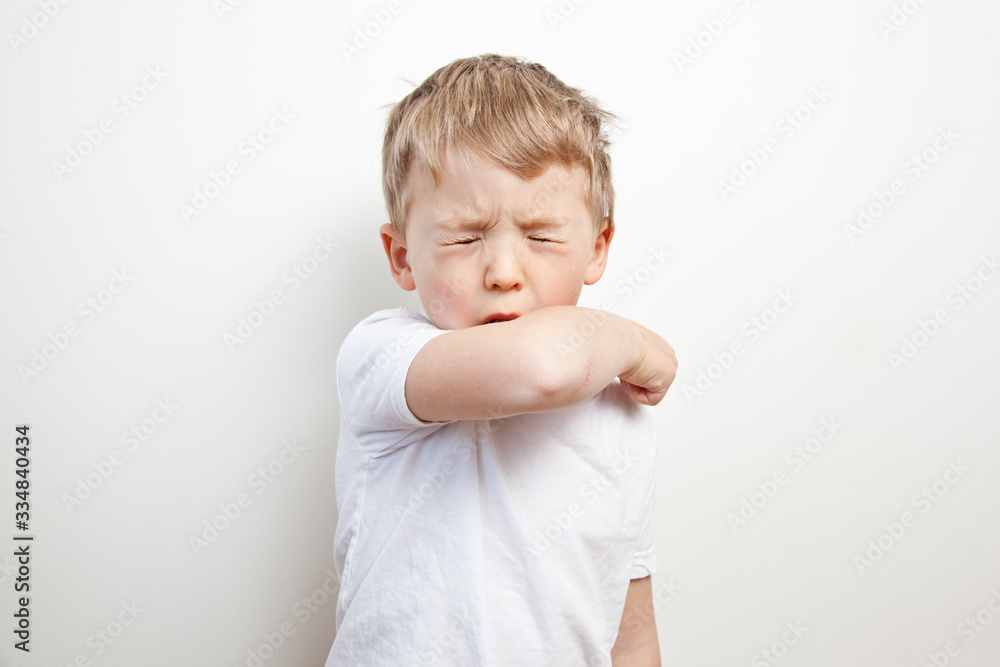 gestes barrière Je tousse dans mon coude gestes barrière Je tousse dans mon coude