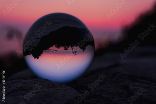 Esfera reflejando un atardecer rosado
