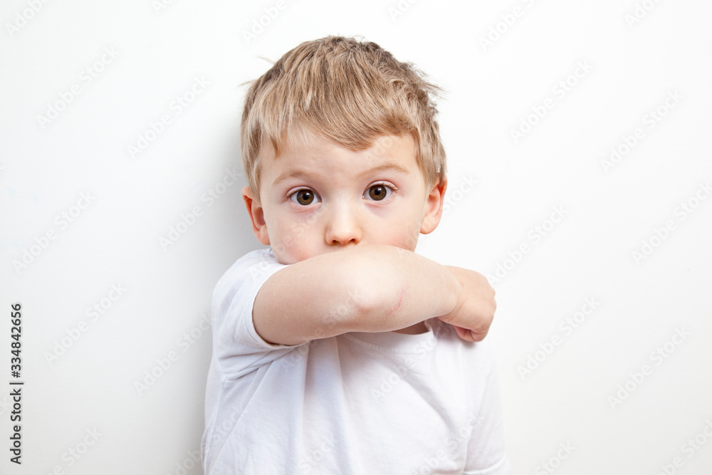 gestes barrière Je tousse dans mon coude gestes barrière Je tousse dans mon coude