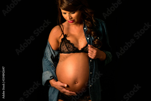 Fotografie Mujer embarazada en estudio