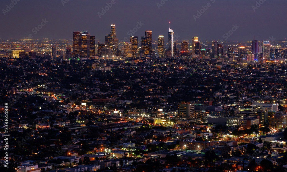 Obraz premium panoramiczny widok na miasto Los Angeles oświetlone w nocy w Kalifornii