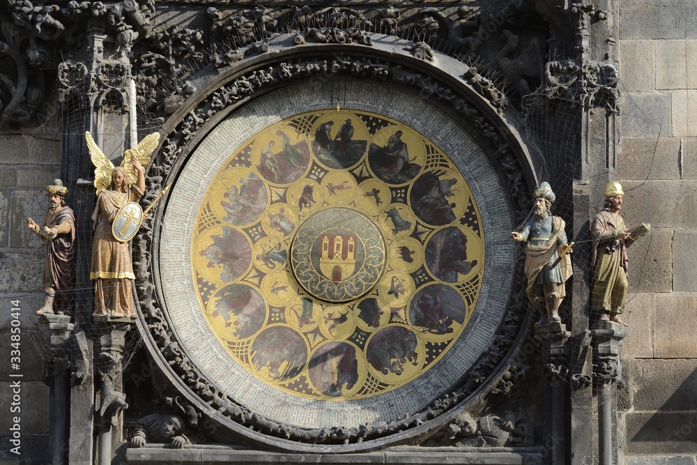 Prague chimes. The eagle consists of three main components located vertically on the tower. In the center of the astronomical dial, shows the time of sunrise and sunset, phase of the moon.