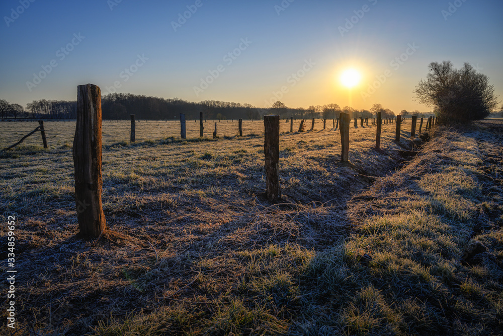 Sonnenaufgang über einer Weide in Garbsen an einem frostigen Morgen 