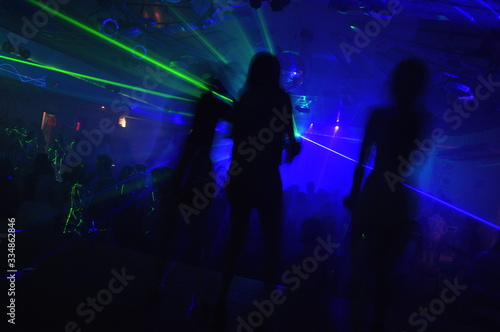 Silueta de tres mujeres bailando en club nocturno   Silhouette of three women dancing in night club