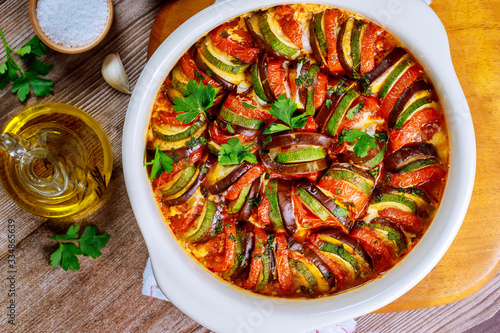 Valokuva Cooked vegetable ratatouille with mozzarella cheese in white oven pan