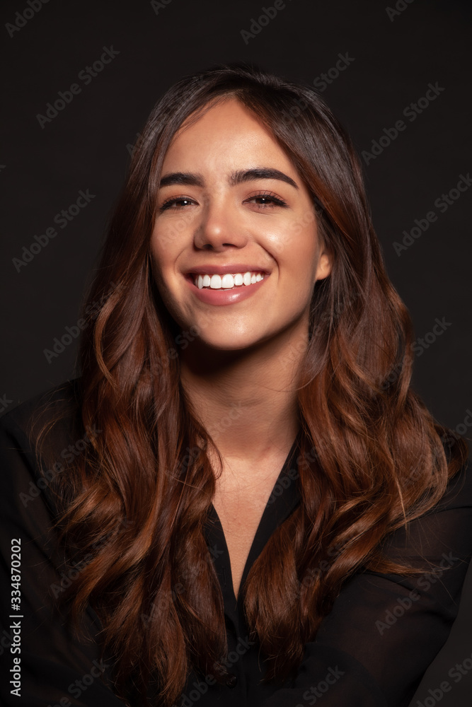 Retrato Joven Mujer Mexicana Profesional en estudio fondo negro Retrato Joven Mujer Mexicana Profesional en estudio fondo negro