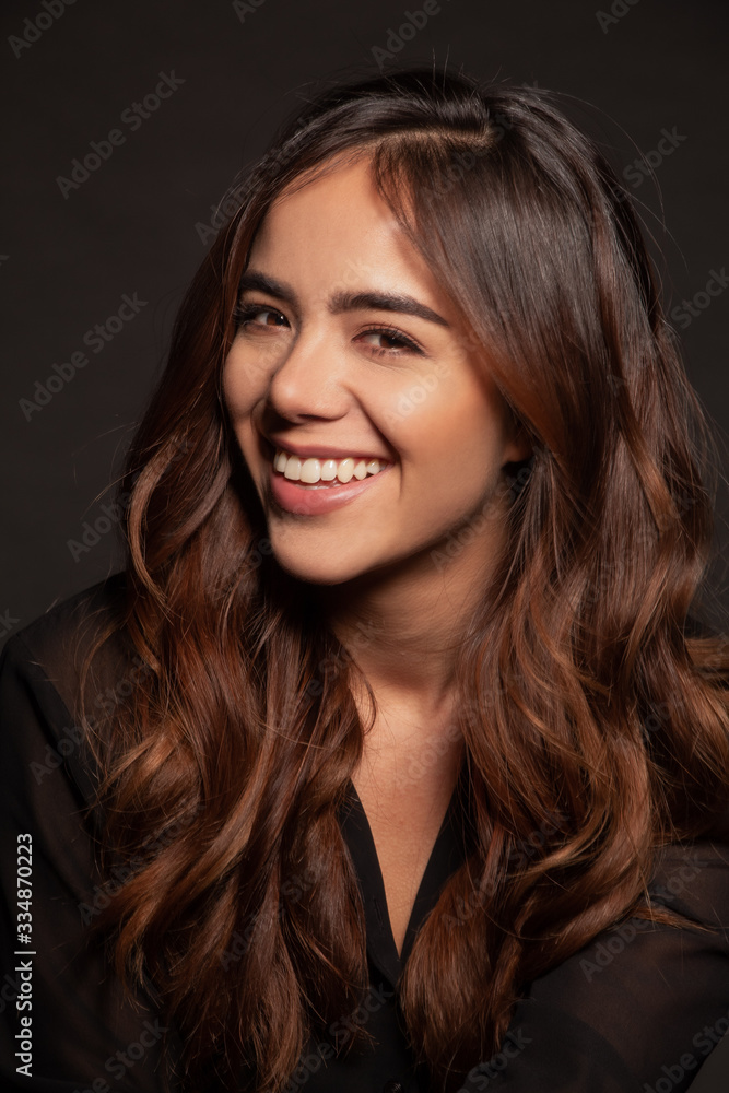 Retrato Joven Mujer Mexicana Profesional en estudio fondo negro