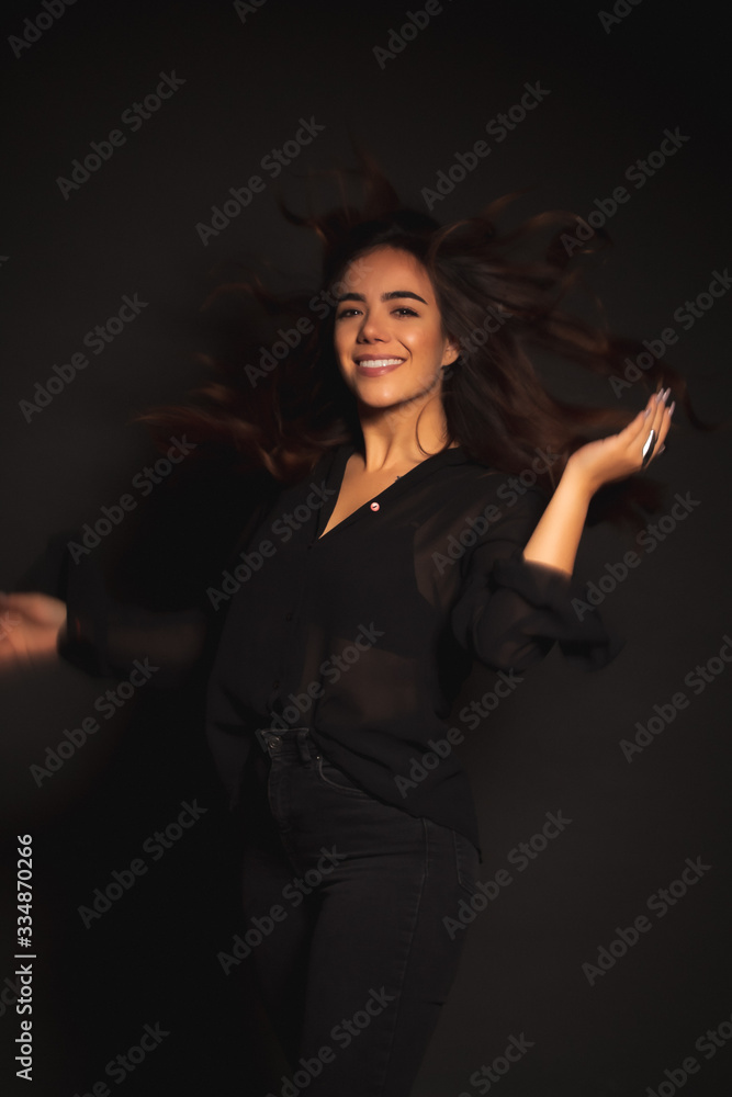 Retrato Joven Mujer Mexicana en estudio fondo negro Retrato Joven Mujer Mexicana en estudio fondo negro