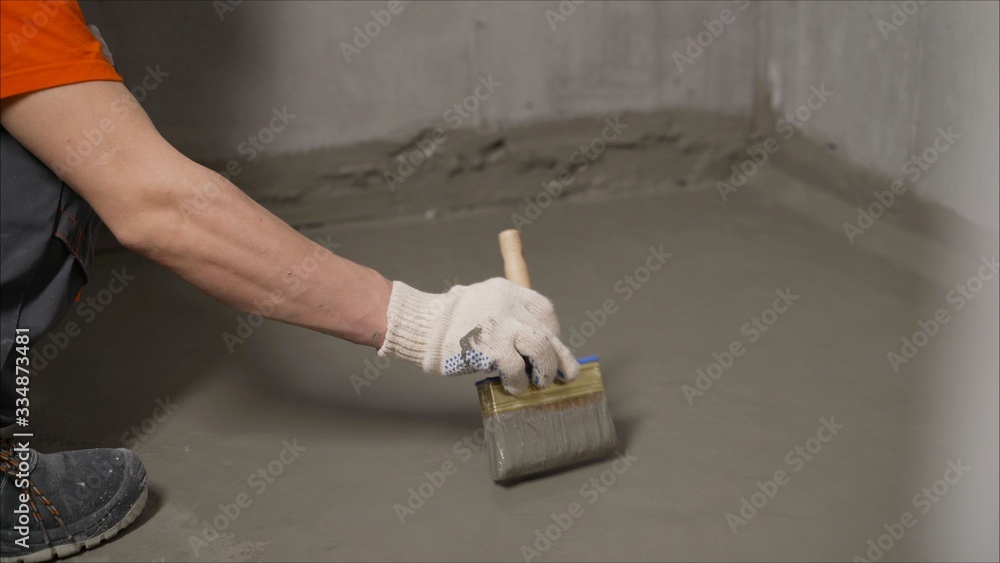 Εκτύπωση καμβά The process of applying mortar - waterproofing to a concrete floor