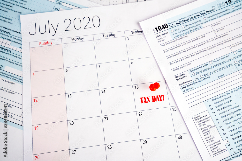 Postponed tax return deadline day to wednesday 15 july 2020 due to the covid-19 corona virus crisis. Day pinned with red pin, 1040 tax forms on the sides. Postponed tax return deadline day to wednesday 15 july 2020 due to the covid-19 corona virus crisis. Day pinned with red pin, 1040 tax forms on the sides.